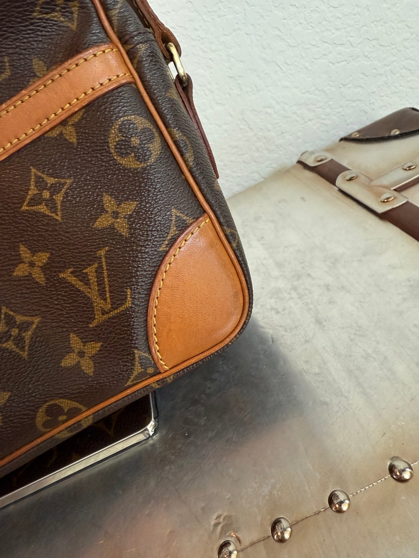 Pre-owned Authentic Louis Vuitton Trocadero 27 Monogram Crossbody Bag