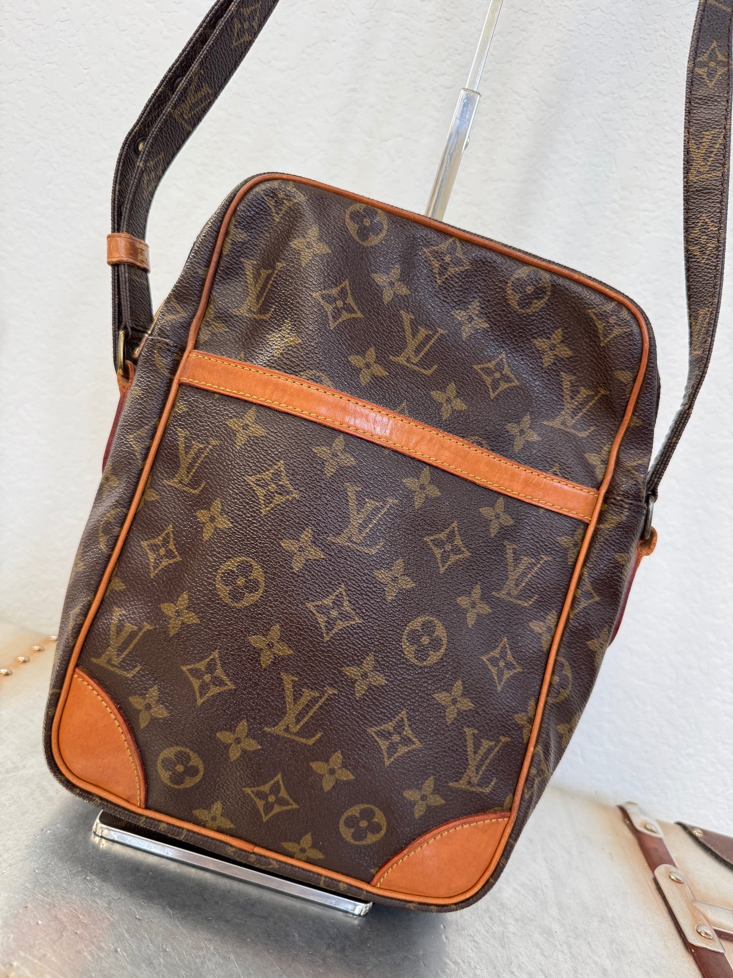 Pre-owned Authentic Louis Vuitton Danube GM Monogram Crossbody Bag