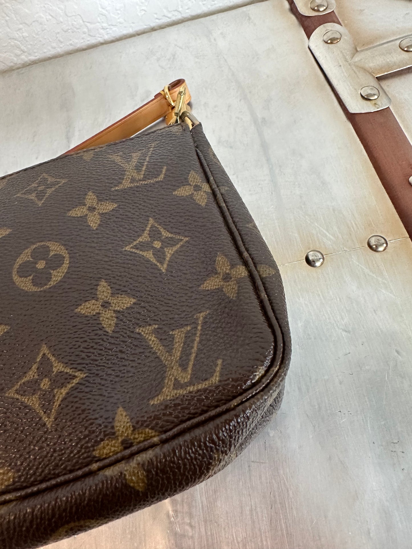 Pre-owned Louis Vuitton Pochette Accessoires Monogram Shoulder / Handbag