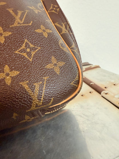Pre-owned Authentic Louis Vuitton Excursion Monogram Handbag