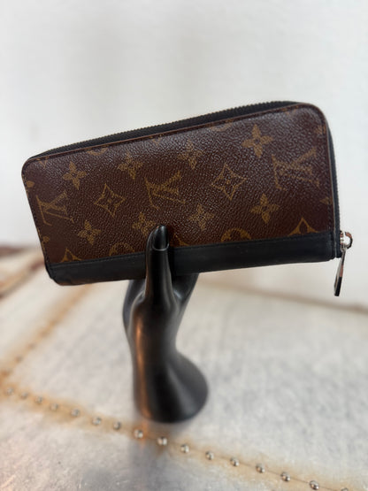 Pre-owned Authentic Louis Vuitton Macassar Vertical Zippy Monogram Wallet