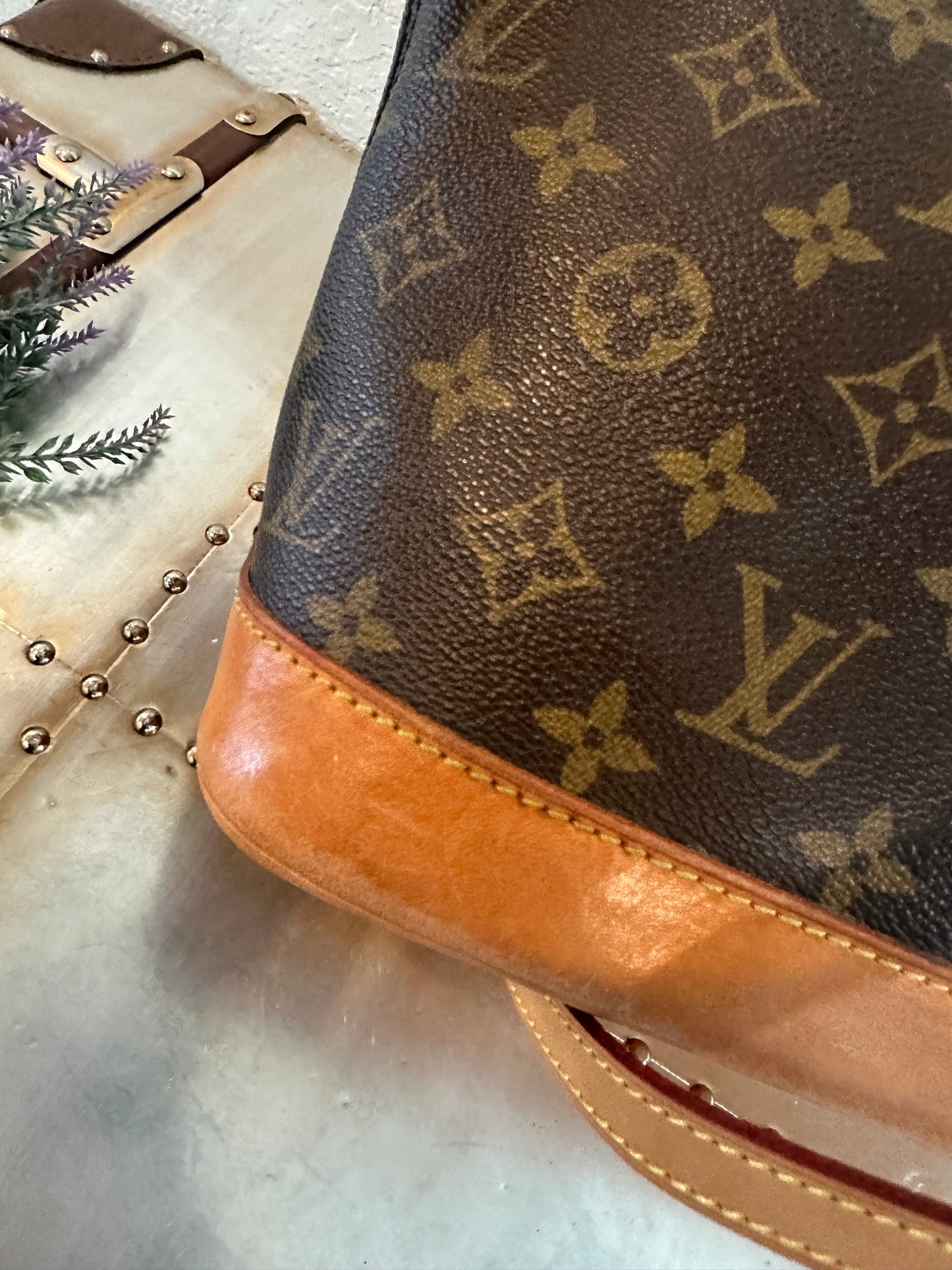 Pre-owned Authentic Louis Vuitton Alma PM Monogram Handbag with Shoulder Strap