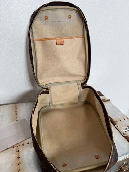 Pre-owned Authentic Louis Vuitton Excursion Monogram Handbag