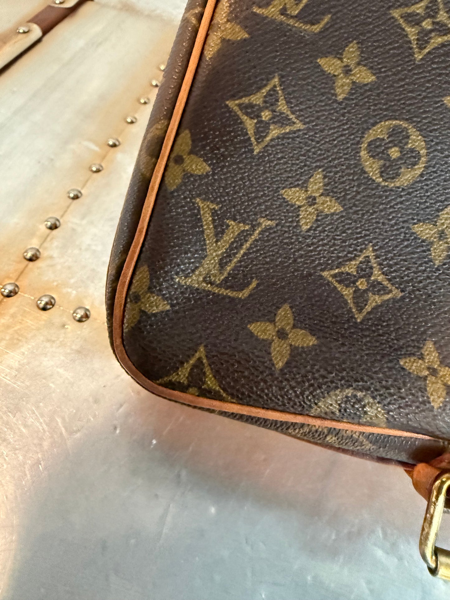 Pre-owned Louis Vuitton Cartouchiere MM Monogram Shoulder / Crossbody Bag