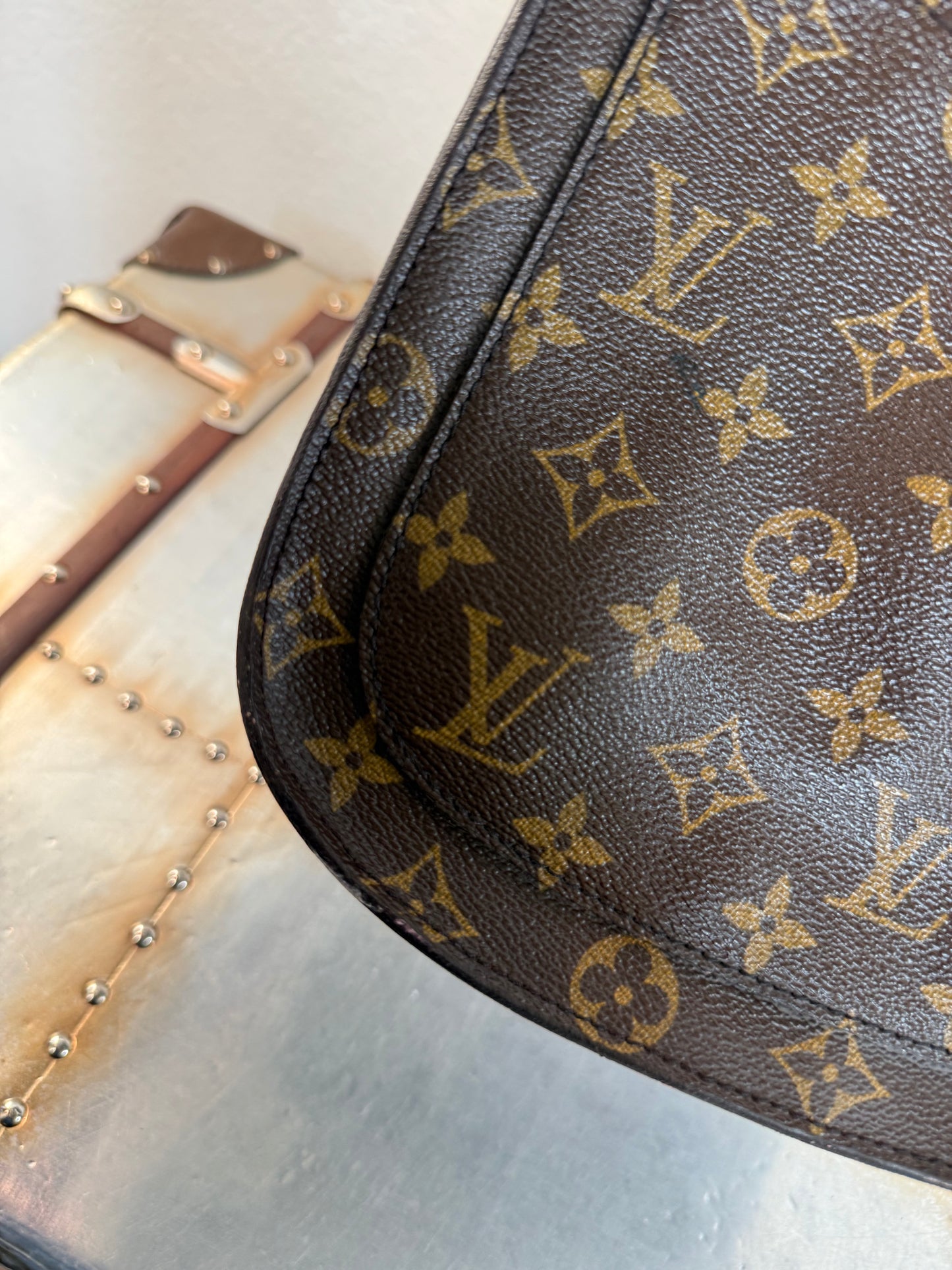 Pre-owned Authentic Louis Vuitton Saint Cloud GM Monogram Crossbody Bag
