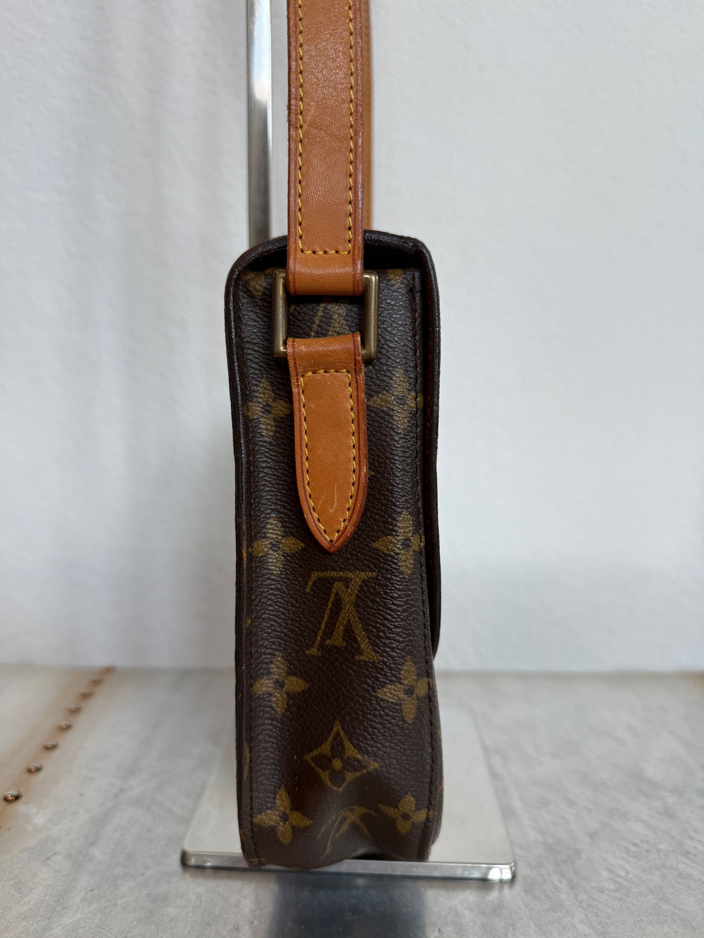 Pre-owned Authentic Louis Vuitton Saint Cloud GM Monogram Crossbody Bag