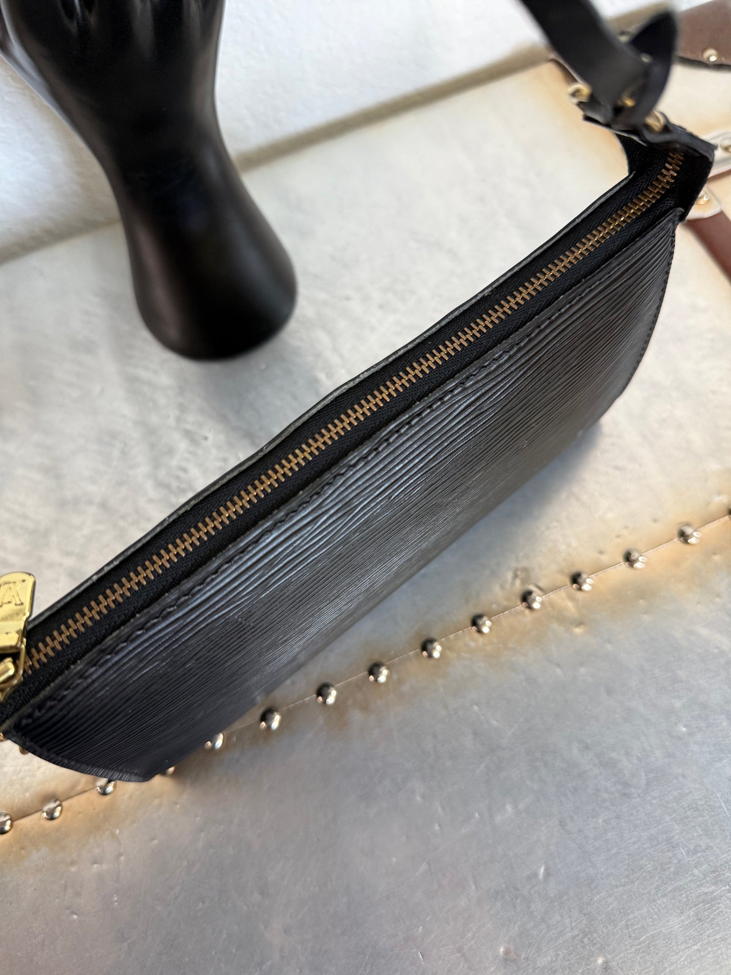 Pre-owned Louis Vuitton Pochette Accessoires Epi Shoulder / Handbag