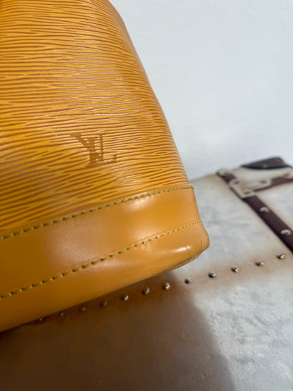 Pre-owned Authentic Louis Vuitton Noe Epi Drawstring Shoulder Bag
