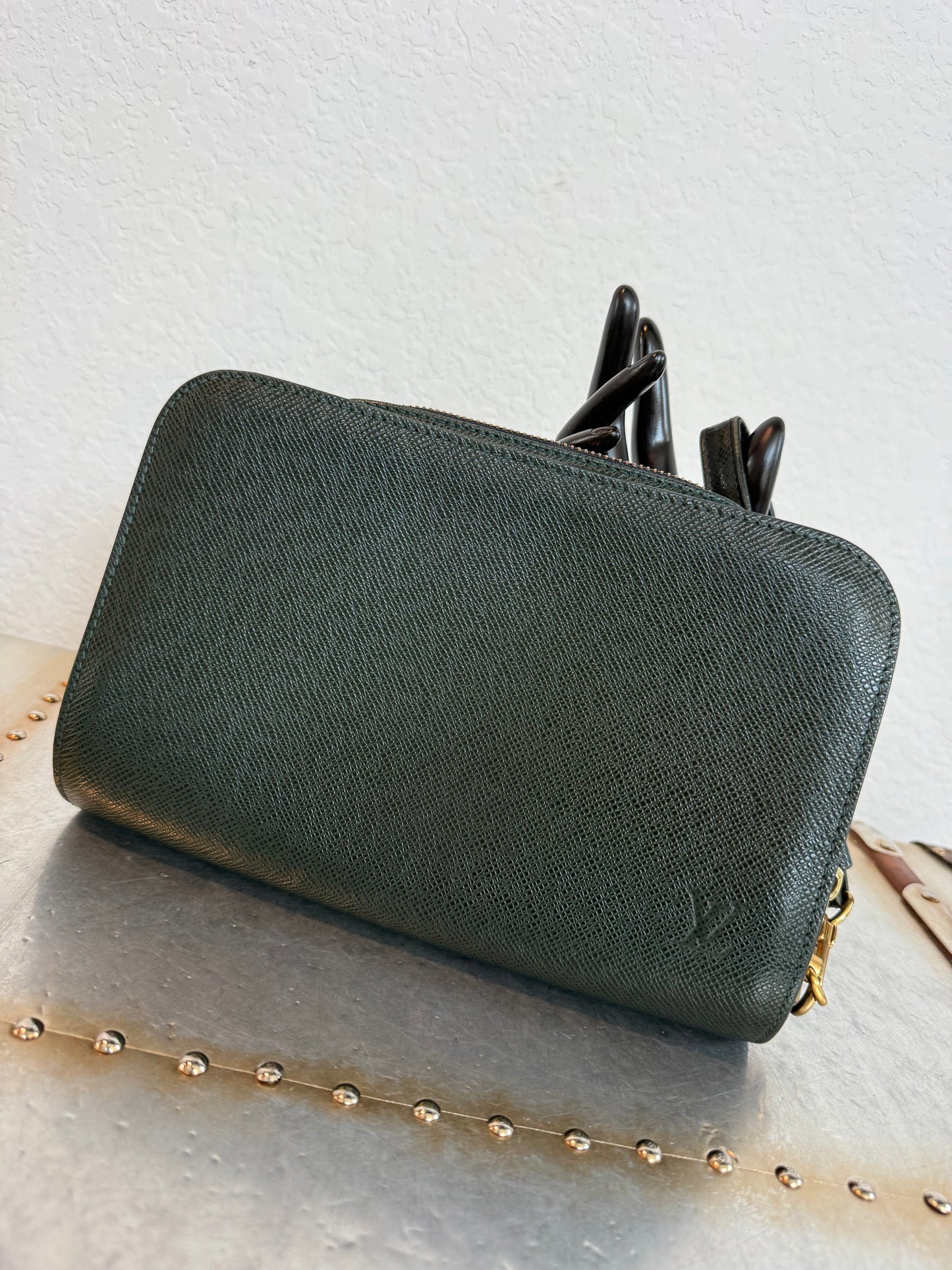 Pre-owned Authentic Louis Vuitton Taiga Baikal Clutch Handbag