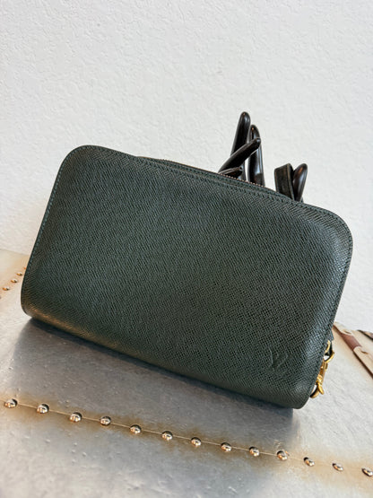 Pre-owned Authentic Louis Vuitton Taiga Baikal Clutch Handbag