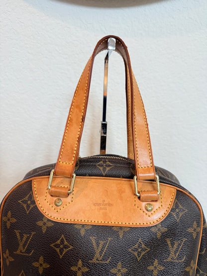 Pre-owned Authentic Louis Vuitton Excursion Monogram Handbag