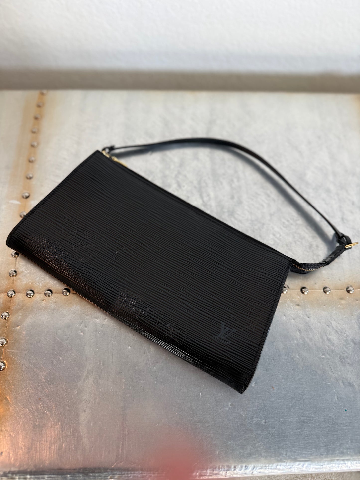 Pre-owned Louis Vuitton Pochette Accessoires Epi Shoulder / Handbag