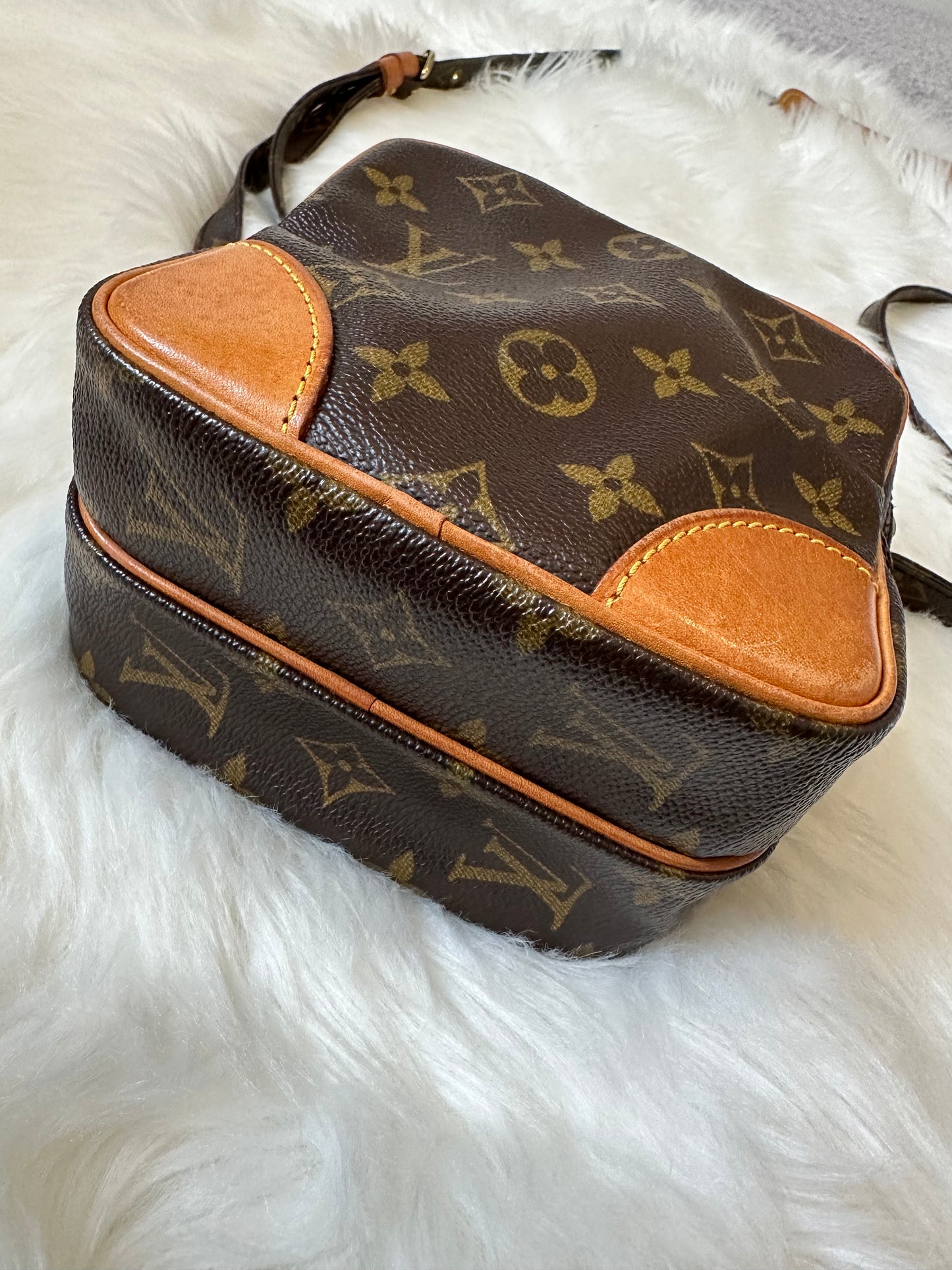 Pre-owned Authentic Louis Vuitton Amazon Monogram Crossbody Bag