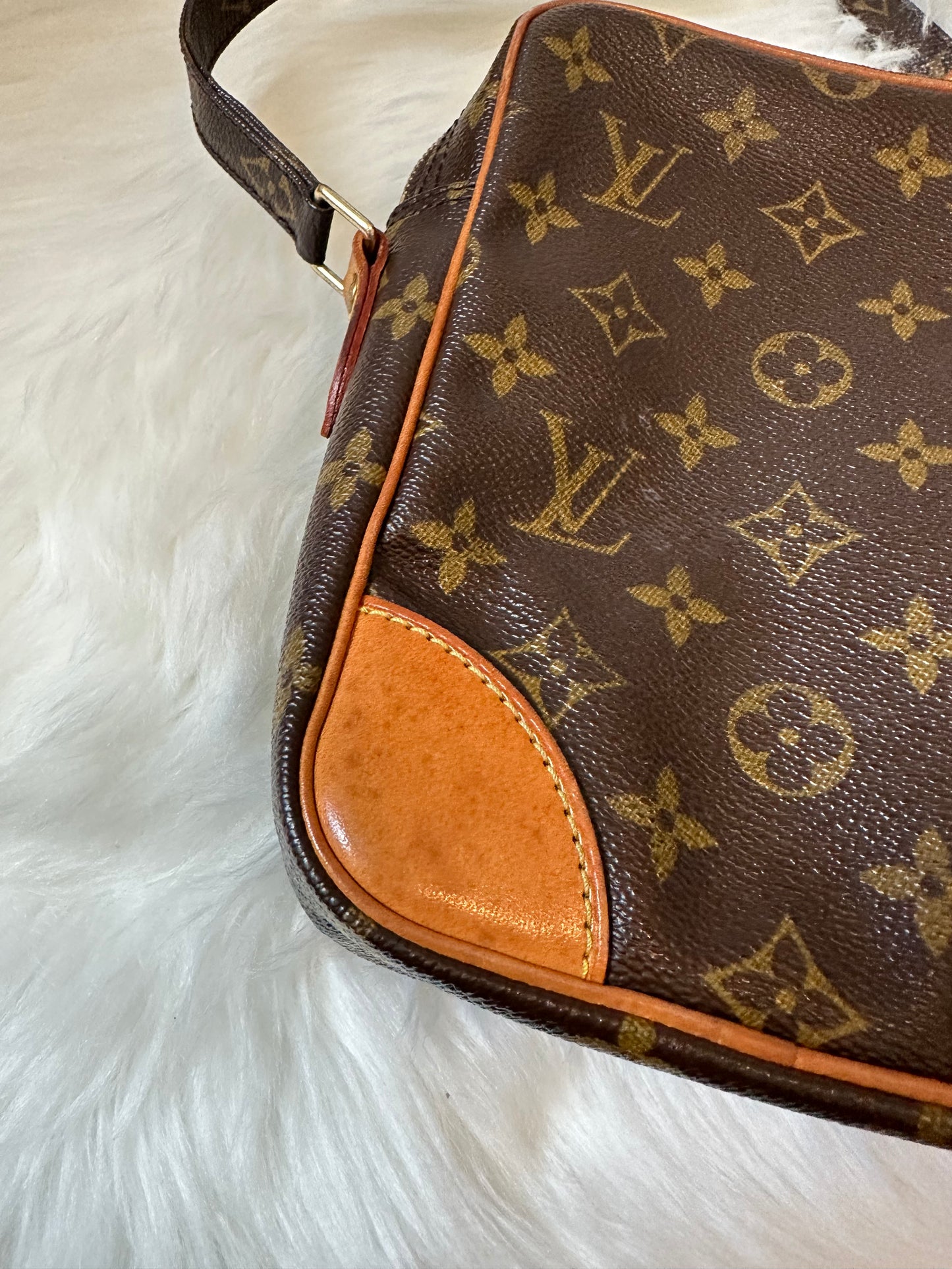 Pre-owned Authentic Louis Vuitton Amazon Monogram Crossbody Bag