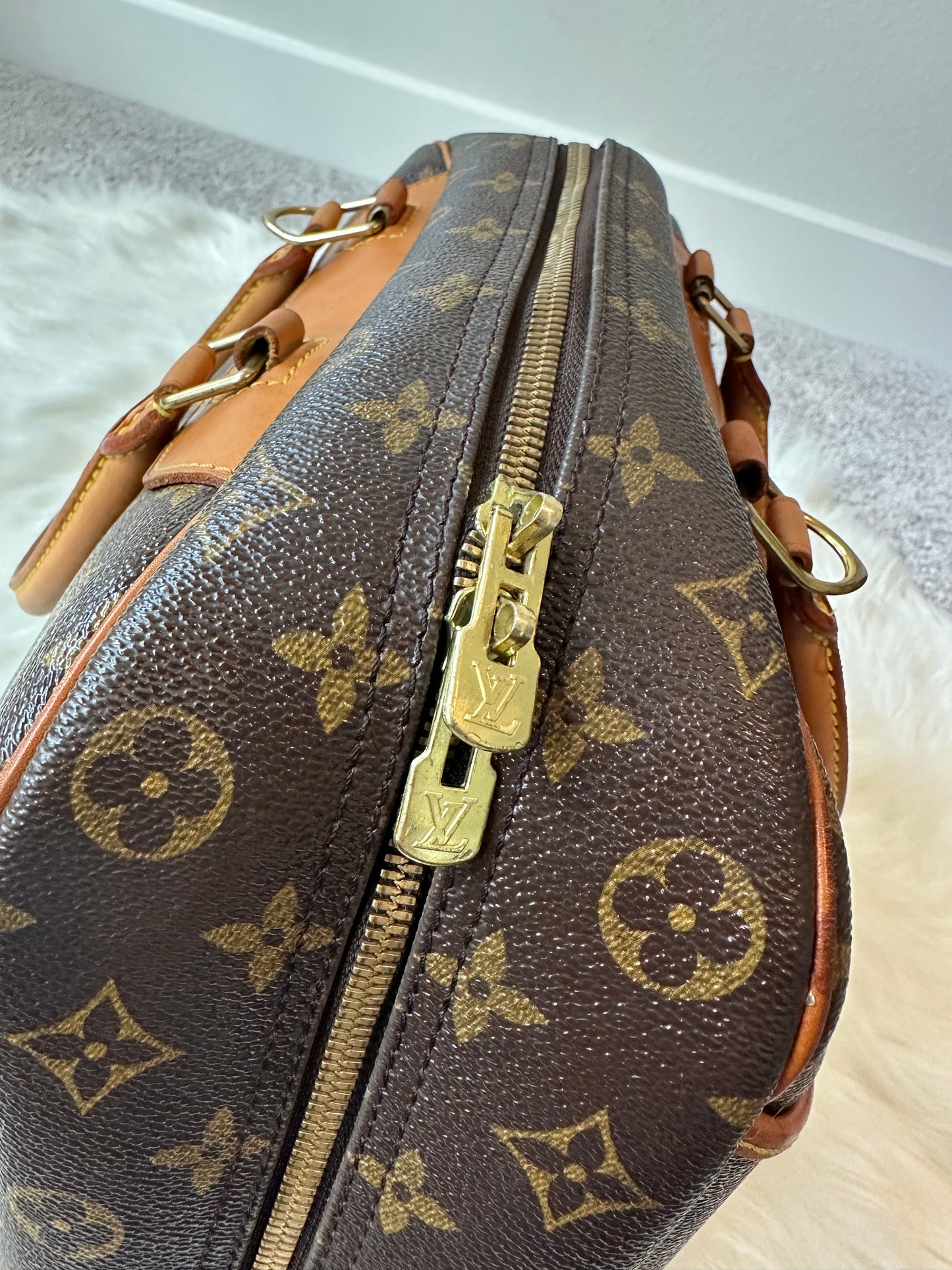 Pre-owned Authentic Louis Vuitton Deauville Monogram Handbag