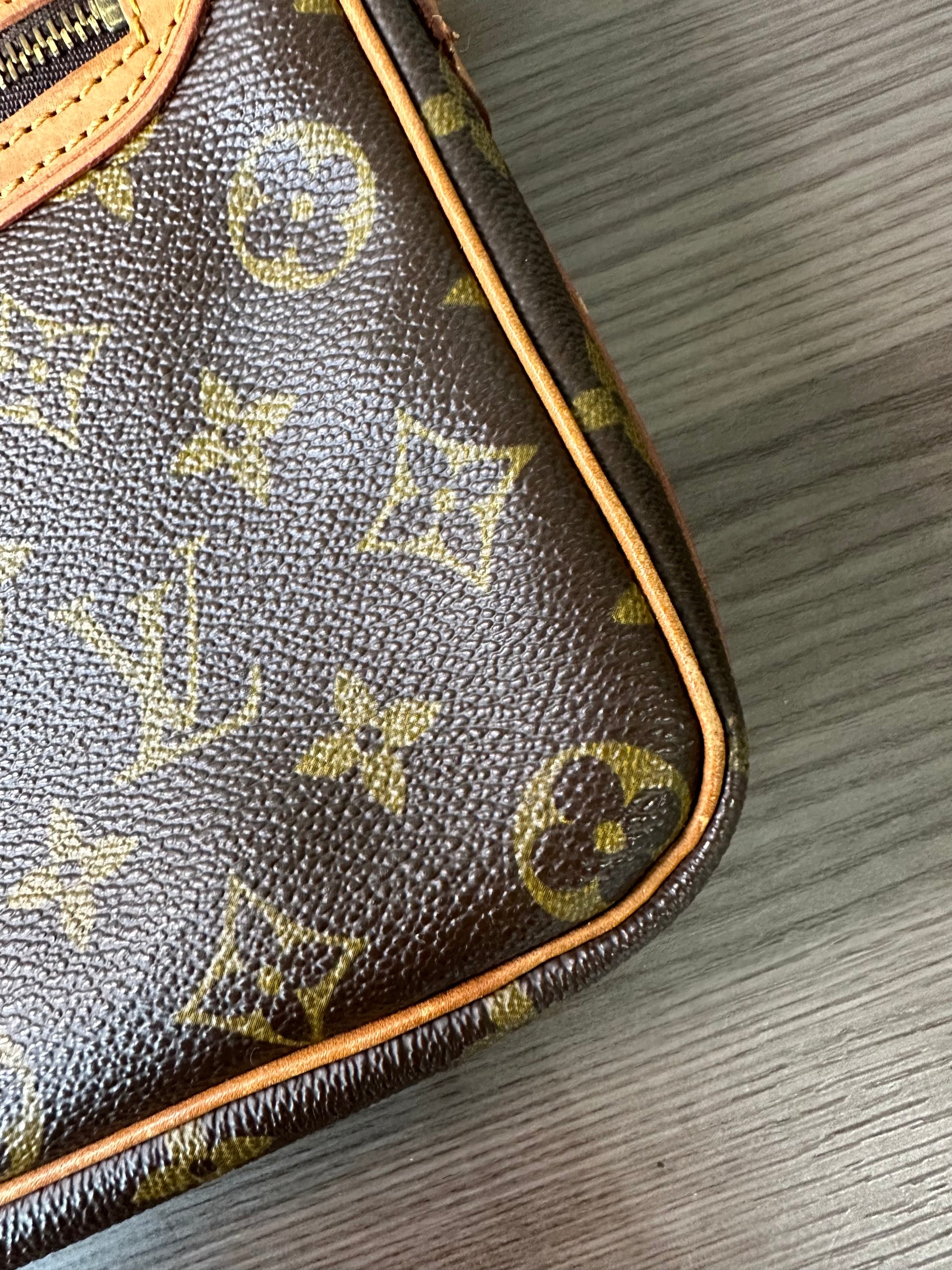 Pre-owned Authentic Louis Vuitton  Monogram Crossbody Bag – LvChic20