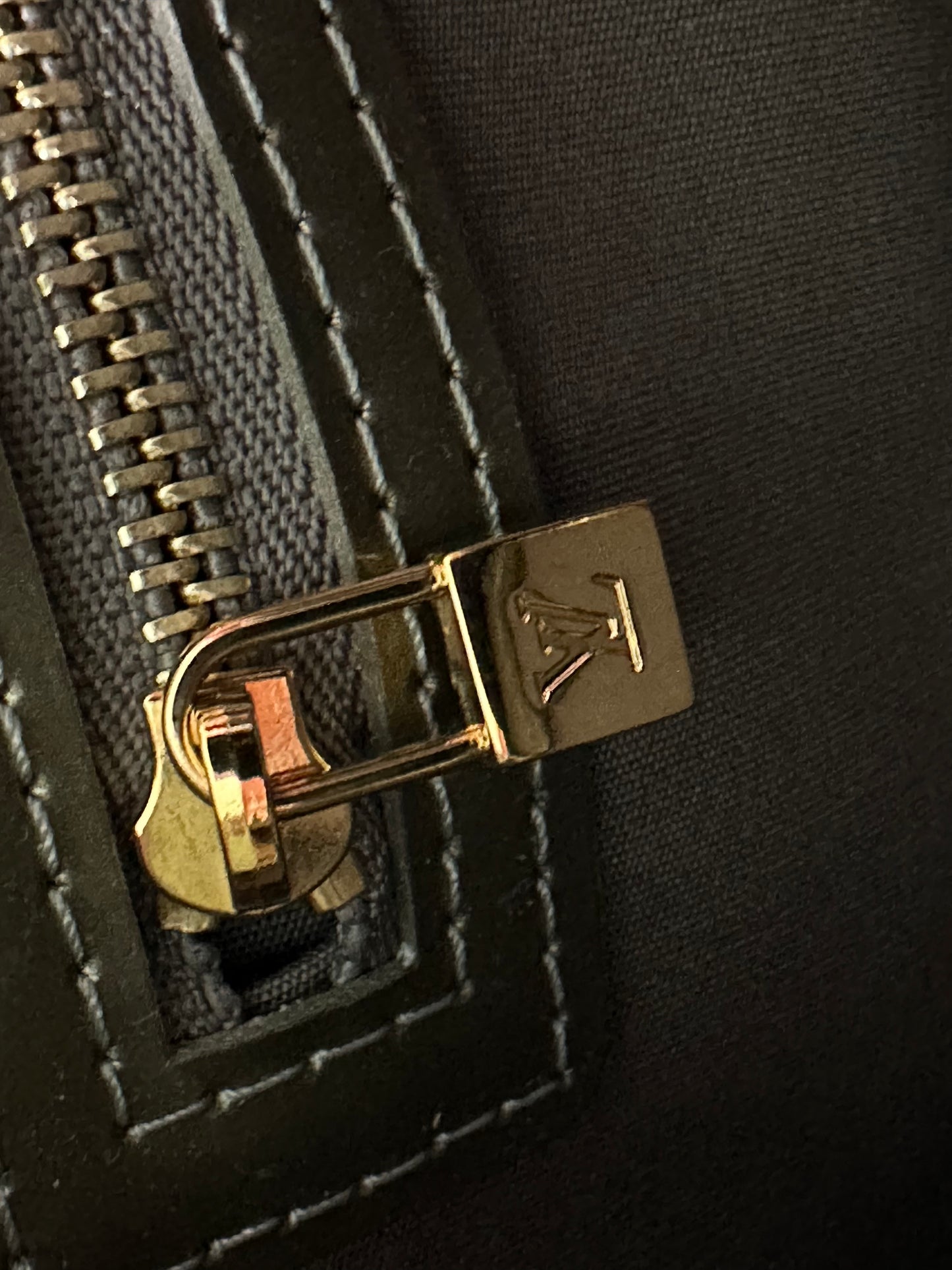 Pre-owned Authentic Louis Vuitton Wilshire PM Vernis Olive Handbag