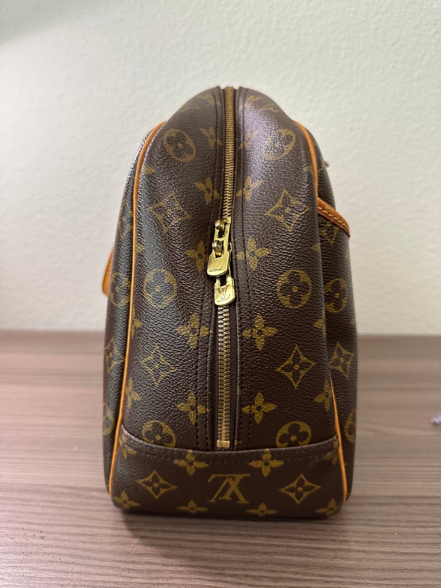 Pre-owned Authentic Louis Vuitton Deauville Monogram Handbag