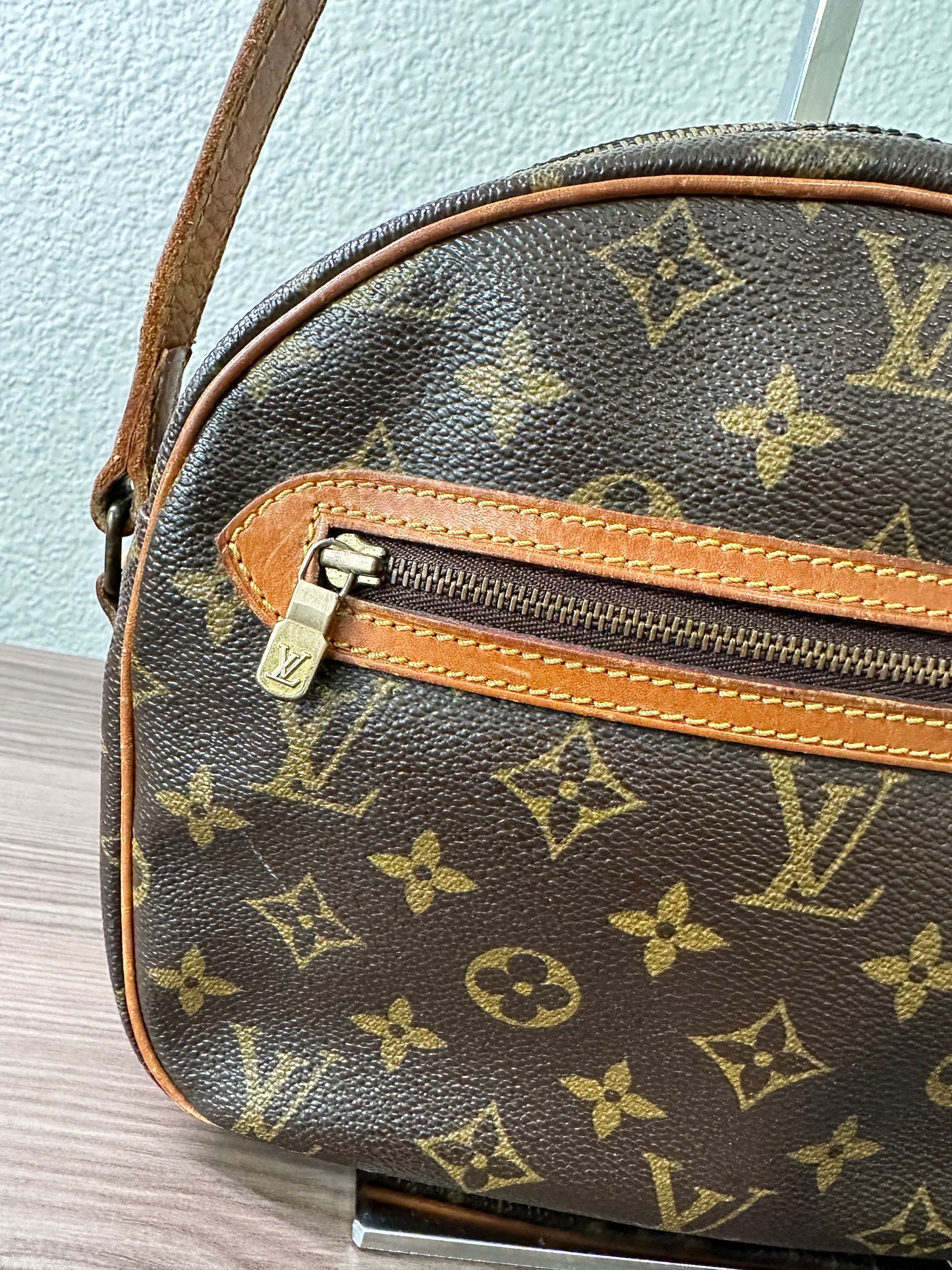 Pre-owned Authentic Louis Vuitton Senlis Shoulder / Crossbody Bag