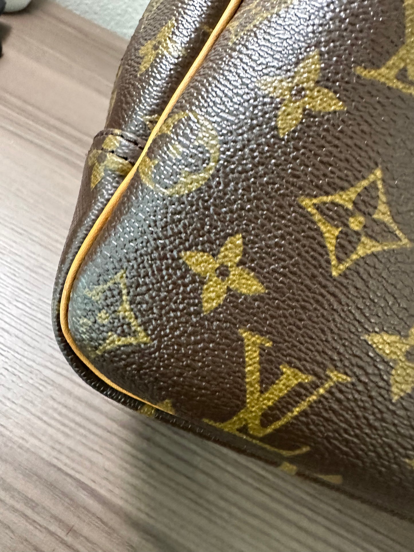 Pre-owned Authentic Louis Vuitton Deauville Monogram Handbag