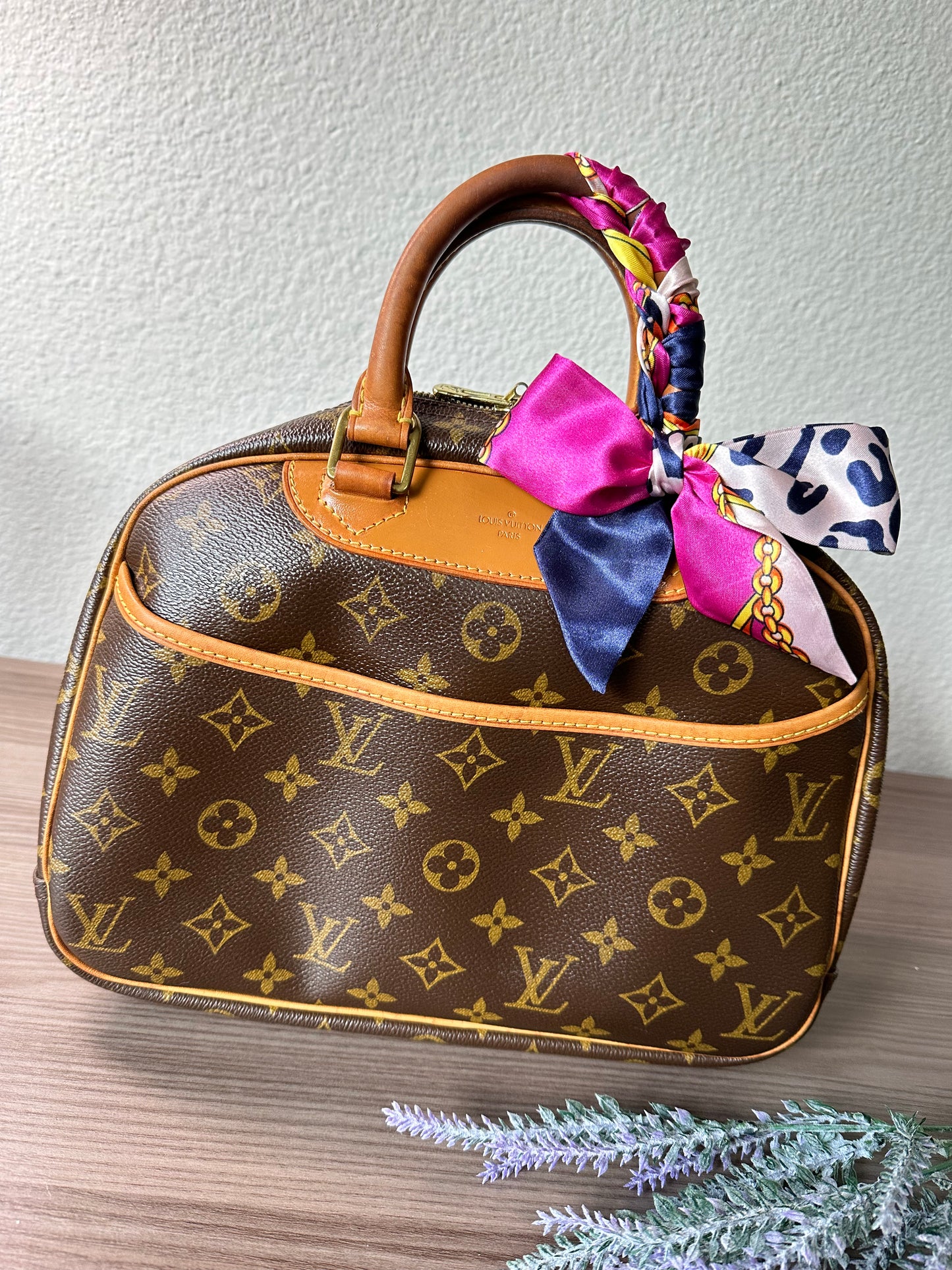 Pre-owned Authentic Louis Vuitton Trouville Monogram Handbag