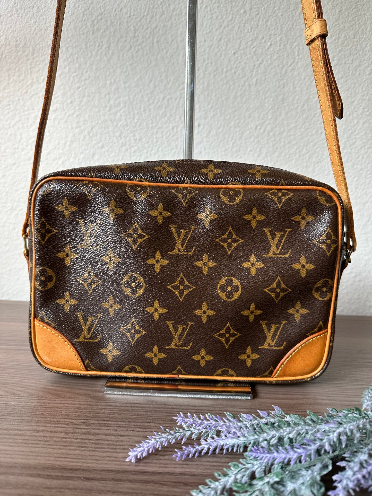 Pre-owned Louis Vuitton Trocadero 30 Monogram Shoulder / Crossbody Bag