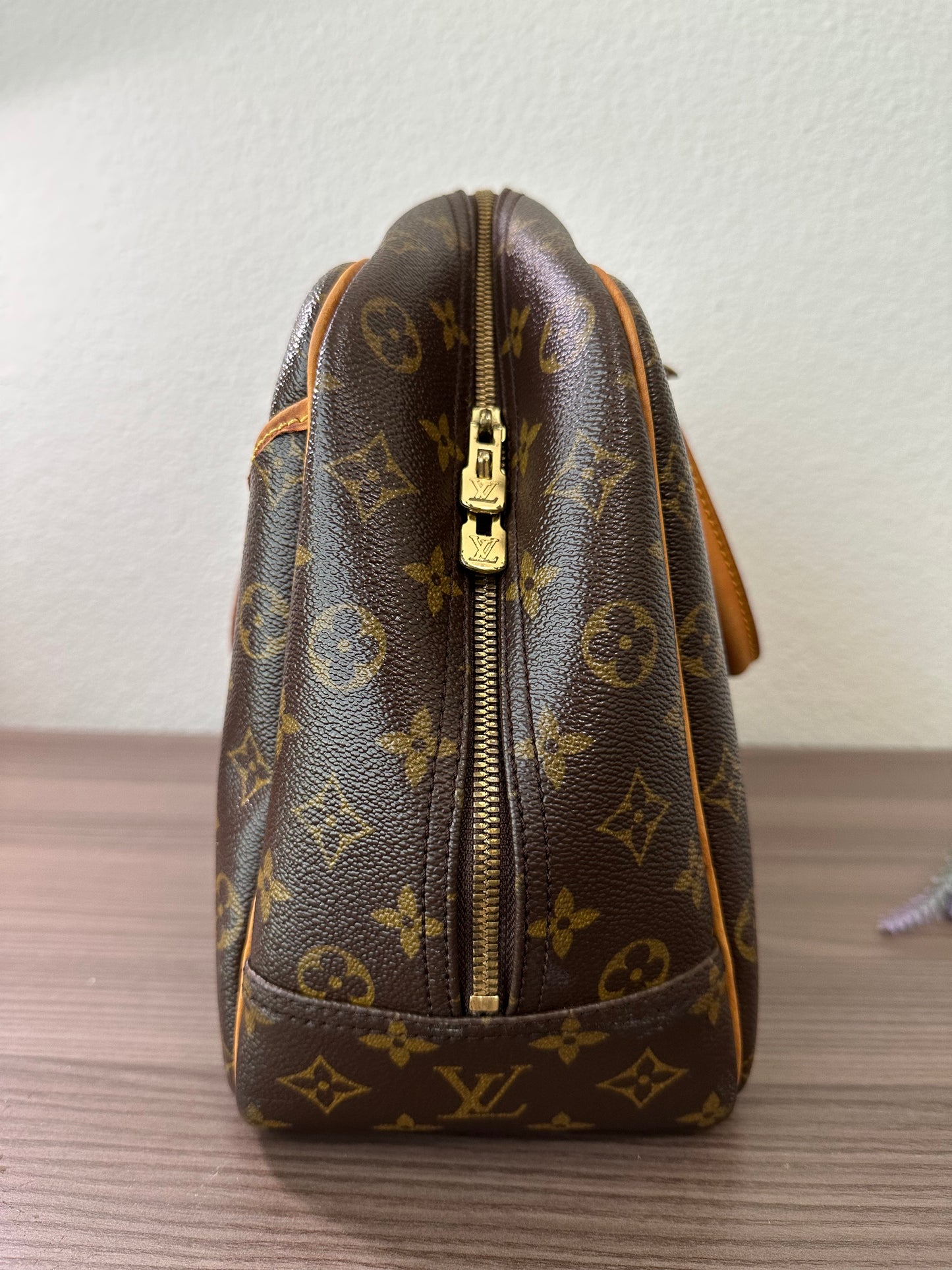 Pre-owned Authentic Louis Vuitton Deauville Monogram Handbag